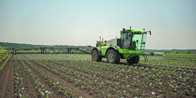Die Spritze auf dem Feld sorgt für manch besorgte Miene und die eine oder andere Initiative. Und das, obwohl der Einsatz heute so professionell ist wie noch nie. (Bild hja)