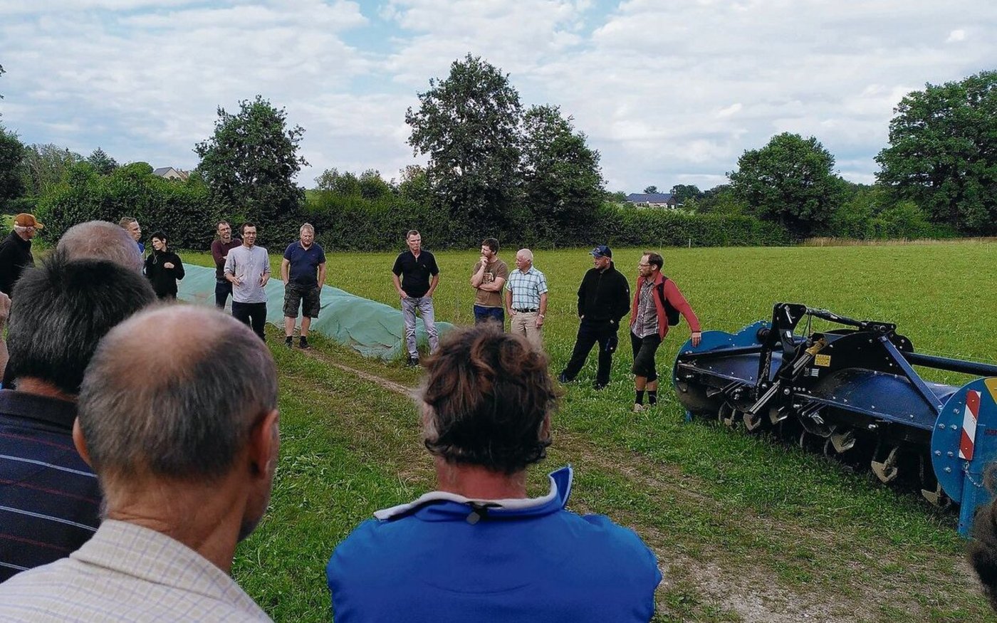 Am Flurgang von Bio Luzern wurden Fragen gestellt, Erfahrungen getauscht und diskutiert. 