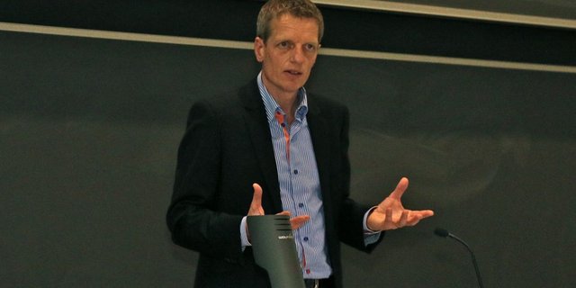 Hansjörg Reis referiert an der HAFL. Unter den Zuhörern sind viele Studenten. (Bild: Franziska Schwab)