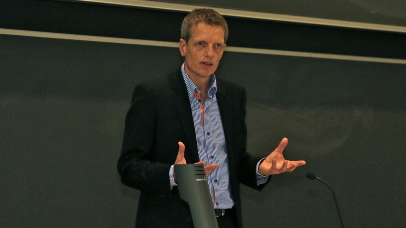 Hansjörg Reis referiert an der HAFL. Unter den Zuhörern sind viele Studenten. (Bild: Franziska Schwab)