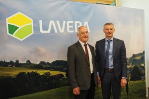 Aus LV-St. Gallen wird Laveba Von «LV-St Gallen» zu «Laveba»: Präsident Paul Egger (links) und Geschäftsführer Peter Bruhin vor dem neuen Logo und dem neuen Schriftzug.(Bild chw)