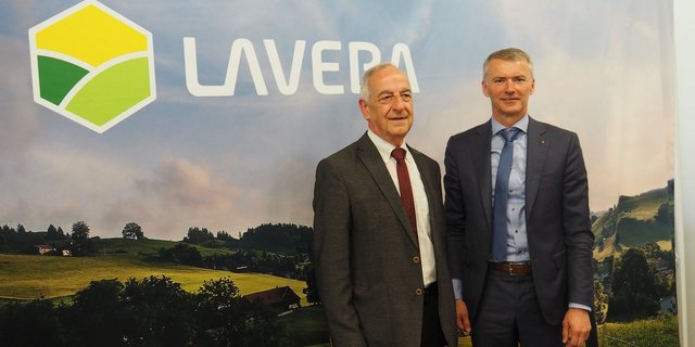 Von «LV-St Gallen» zu «Laveba»: Präsident Paul Egger (links) und Geschäftsführer Peter Bruhin vor dem neuen Logo und dem neuen Schriftzug.(Bild chw) 