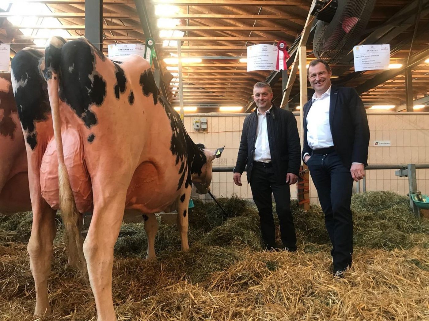 Ruedi Gasser (rechts) und Hansjörg Räz sind Unternehmer. Sie sind beteiligt an der Schaukuh Au Parchy Doorman Jolie. (Bild zVg)