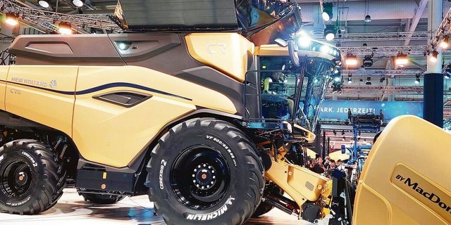 Der Mähdrescher CR11 von New Holland gewann die Goldmedaille beim Innovation Award. Er zeichnet sich dank vergrösserter Dresch-Elemente durch höhere Dreschleistung aus. Gleichzeitig wurde die begrenzte Arbeitsbreite nicht überschritten. 