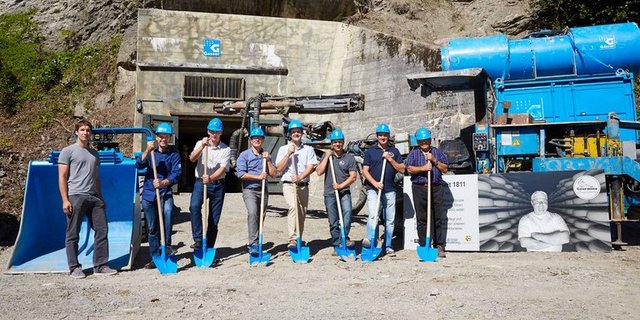 Posieren beim Spatenstich: Ab April wird in den ehemaligen Militärstollen im Hintergrund Käse gelagert. (Bild Tom Trachsel/zVg)