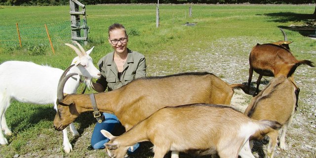 Die Übernahme des Hofs  der Grosstante ist zwar erst auf 2021 geplant, aber Landwirtin Valentina Gasser hält jetzt schon eine Ziegenherde. Sie will ebenfalls die Hühnerhaltung erweitern und in die Rindviehhaltung einsteigen.(Bild Margreth Rinderknecht)