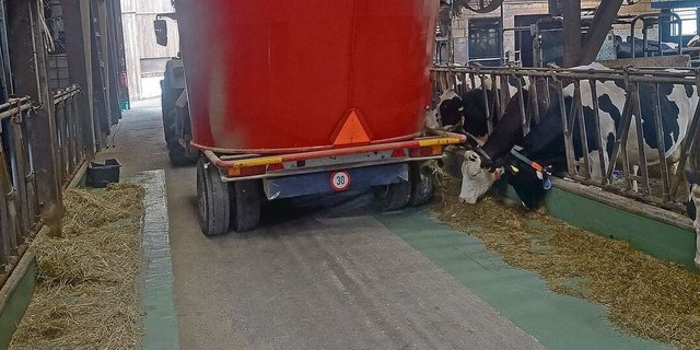 Landwirt Ueli Kuhn hat in seinem Futtermischwagen einen Magneten verbaut, der Metallstücke aus dem Futter fischt.  