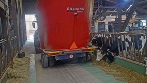 Landwirt Ueli Kuhn hat in seinem Futtermischwagen einen Magneten verbaut, der Metallstücke aus dem Futter fischt.  