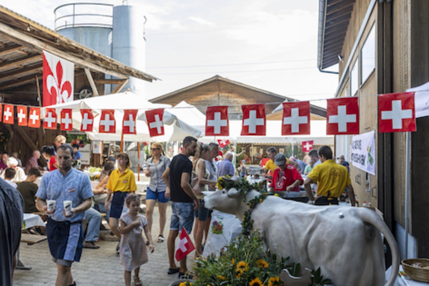 Gut gelaunt und verpflegt auf dem Bauernhof: Seit 27 Jahren ist der 1. August-Brunch ein Renner.  Viel Geld verdienen die Betriebe dabei nicht, wichtiger ist ihnen die Kontaktpflege. (Archivbild rae)