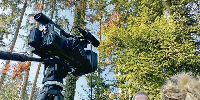 Ruedi Gerber, Präsident Wald Luzern, im Interview mit Tele 1 im Herzigwald bei Rain. Er weist auf die zu erwartenden grossen Schäden durch Borkenkäfer hin und erwartet Massnahmen von der Politik. (Bild Josef Scherer)