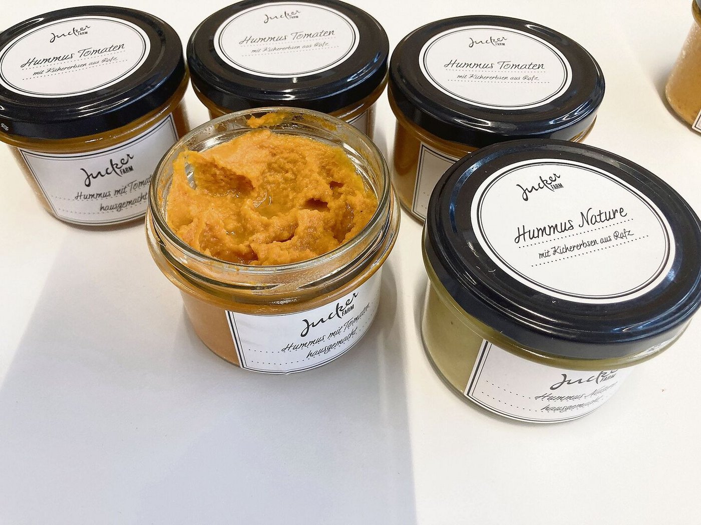 Die Juckerfarm baut Kichererbsen an und stellt daraus Hummus her. Dieses Jahr fiel die Ernte allerdings wetterbedingt aus.