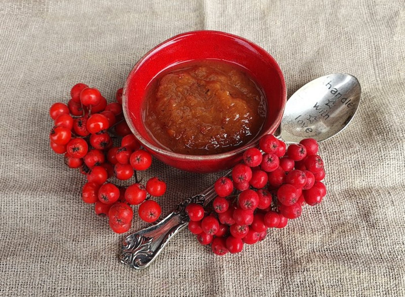 Gekocht sind Vogelbeeren problemlos essbar, z. B. als Mus. (Bild Marie-Isabelle Bill).