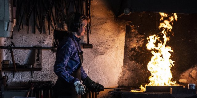 Maja Zbinden ist Damaszenerstahl-Schmiedin (Foto: Pia Neuenschwander)