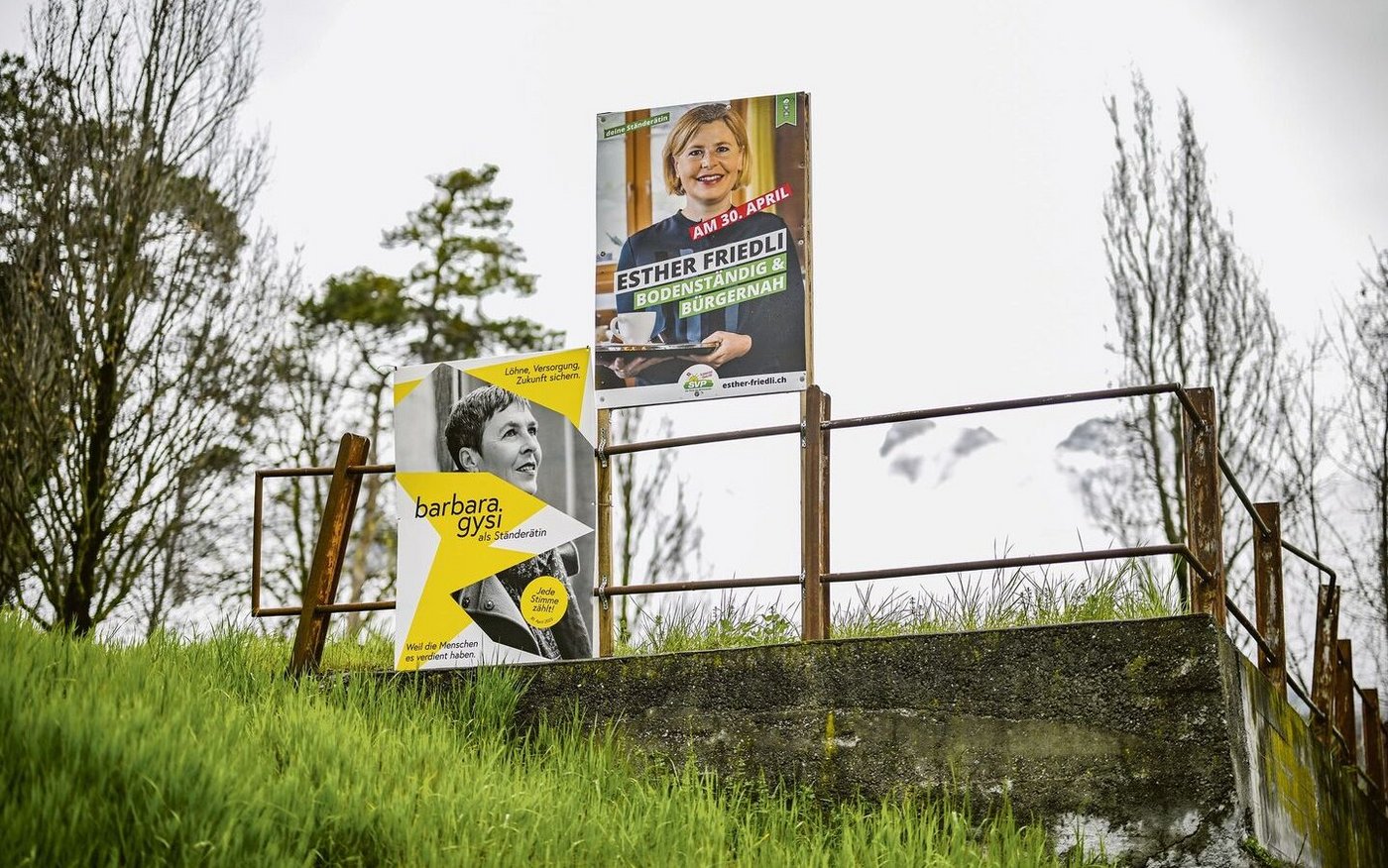 Weil die Ablenkungsgefahr am Strassenrand gross ist, dürfen Wahlplakate nicht überall aufgestellt werden.