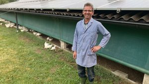 Schon seit Jahren hä Schon seit Jahren hält Walter Stucki Mastpoulets und ist IP-Suisse-Produzent. Mit der Umstellung der Migros hat er eine alte Weide vor der Poulethalle wieder reaktiviert.