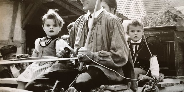 Meine Eltern Greti und Hans Fankhauser 1967 am Umzug in Frieswil. Ich sass als Einjähriger auf dem Schoss meiner Mutter. Meine Geschwister Maria, Andreas und Ueli sieht man nicht. (Bild zVg)