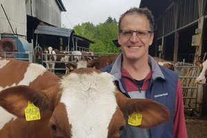 An der Aargauer Auktion «Rot und Schwarz» werden nach einem Jahr Pause wieder Kühe verkauft Christian Hauri, Leiter des OK-Teams und SHB-Züchter aus Seon, verkauft an der Auktion auch selber Tiere. (Bild Claudia Hauri)