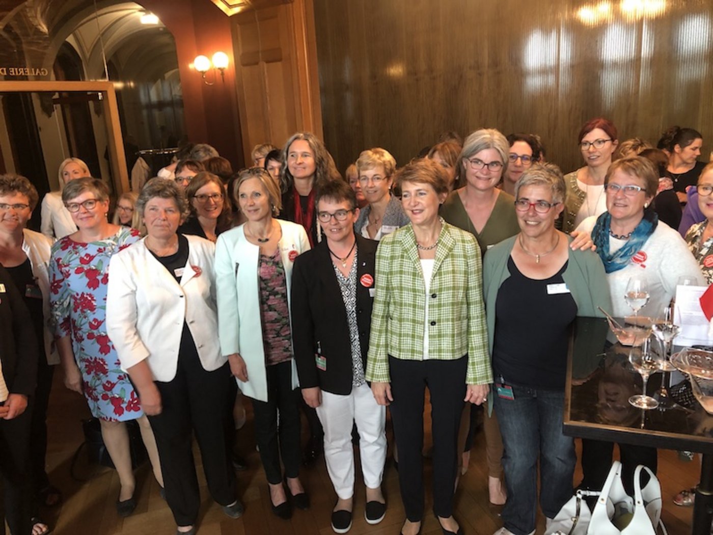 Beliebt am SBLV-Netzwerkanlass im Bundeshaus waren Gruppenbilder oder Selfies mit Bundesrätinnen. (Bilder et)