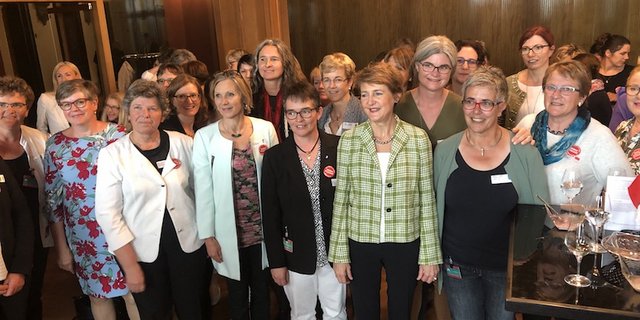 Beliebt am SBLV-Netzwerkanlass im Bundeshaus waren Gruppenbilder oder Selfies mit Bundesrätinnen. (Bilder et)