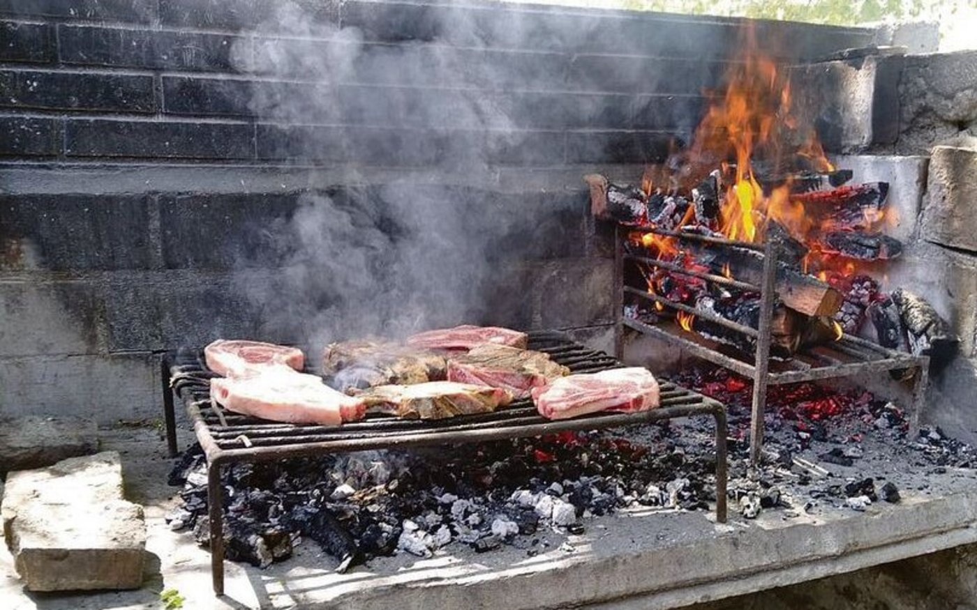 Unterwegs auf einer Wanderung fanden Egon Tschol und seine Familie eine «Parilla», eine Grillstelle mit Kamin und zwei Abteilen, um ihre Rinderkoteletts zu grillieren.