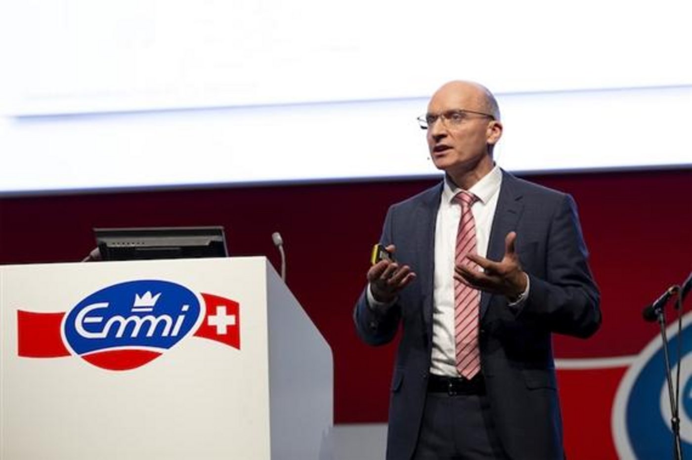 Emmi-CEO Urs Riedener an der Bilanzmedienkonferenz 2018. (Bild zVg)