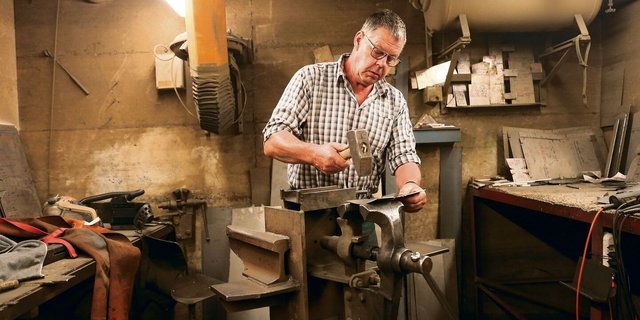 Seit er seinen Hof an Sohn Roman übergab, hat der 58-jährige Toni Hürlimann vermehrt Zeit für die Trychlen- und Chlopfen-Herstellung.