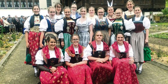 Die 16 Absolventinnen der Bäuerinnenschule Gurtnellen versprachen sich an der Schlussfeier ein Wiedersehen.