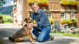 Stefan Müller und sein Appenzeller Bläss vor dem Bauernhaus.