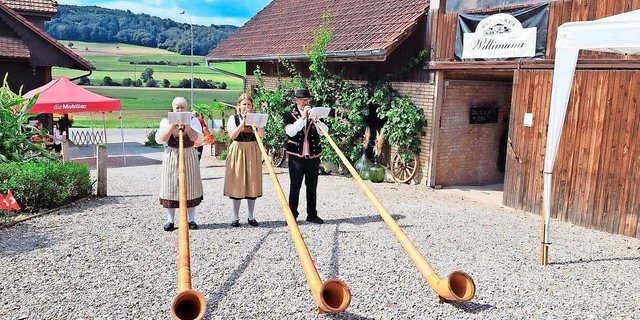 Auch Information und Unterhaltung kamen auf dem Eyhof bei Familie Wüest nicht zu kurz. Die Stalltüren waren offen und ein Alphorntrio spielte auf. 