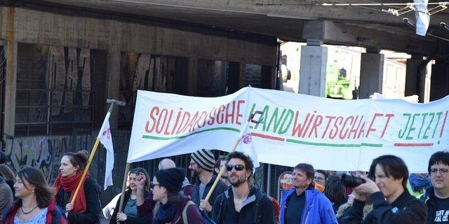 Auch an der Demo «Essen ist poltisch» von Landwirtschaft mit Zukunft Ende Februar war die solidarische Landwirtschaft ein grosses Thema. (Bild jsc)