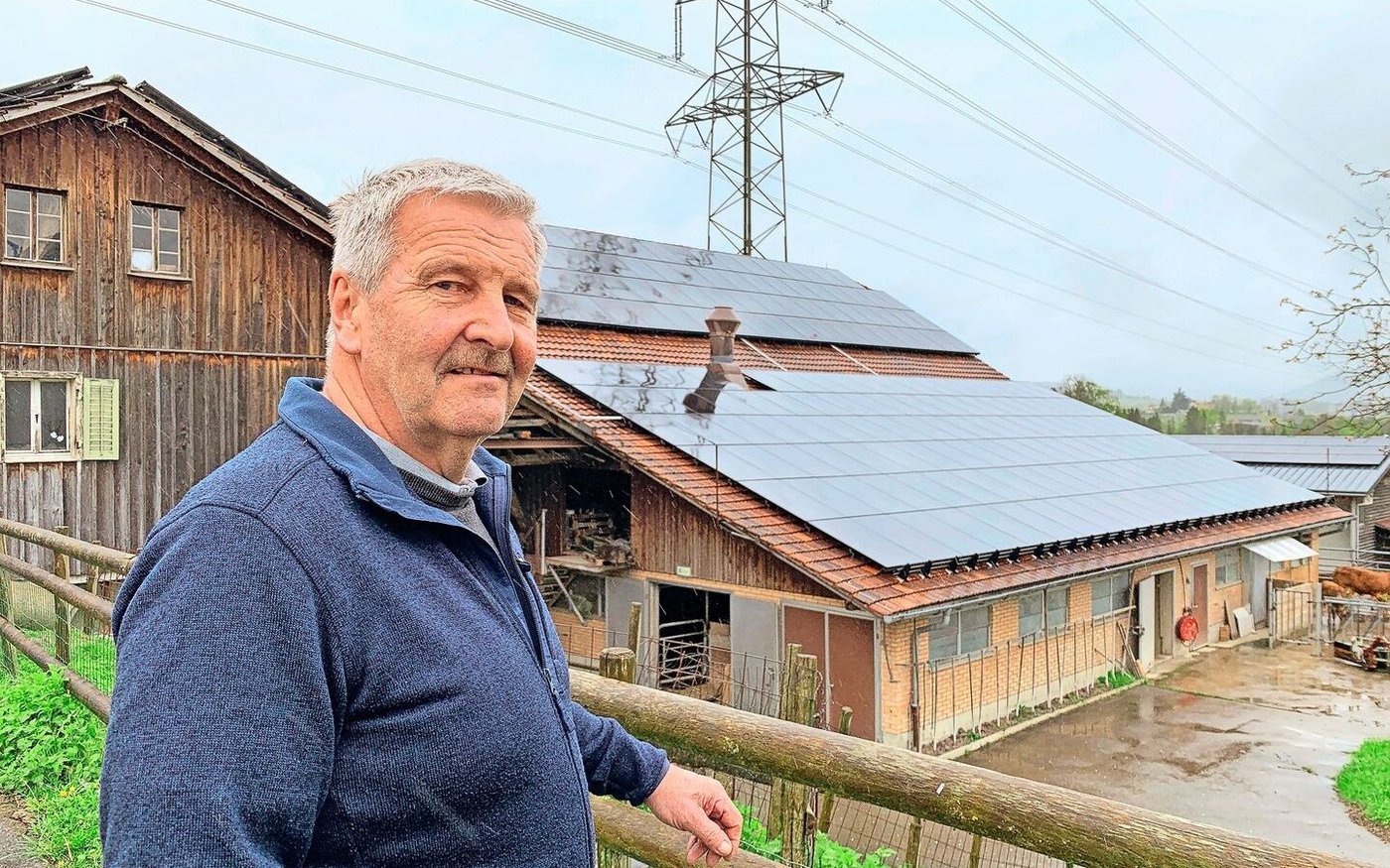 Auch auf dem Betrieb Stumpen hat Hans Baumgartner auf den Dächern der Gebäude PV-Anlagen montieren lassen, im Rahmen des Projekts der Buuregnossi Cham. 