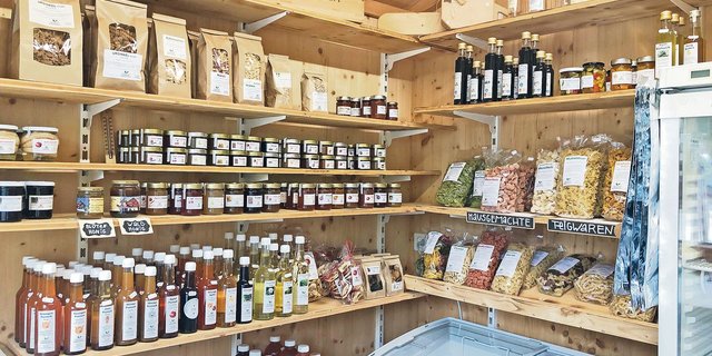 Blick in den Hofladen: Über 150 Produkte stellt Familie Meier in Eigenproduktion her.(Bild Rahel Iten)