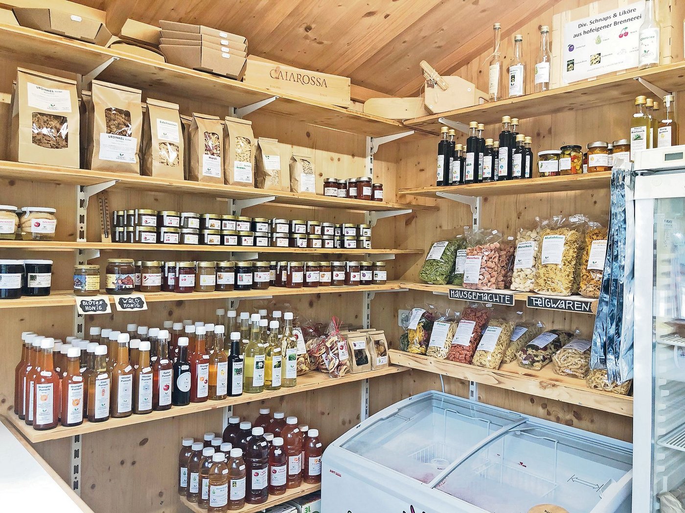 Blick in den Hofladen: Über 150 Produkte stellt Familie Meier in Eigenproduktion her.(Bild Rahel Iten)