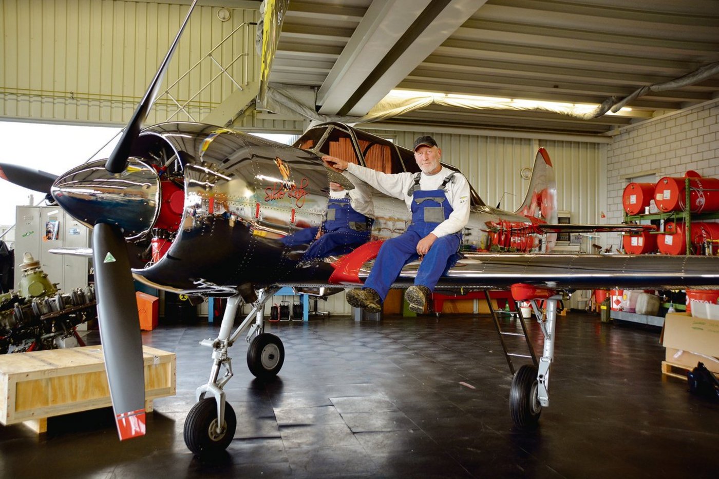 Eugen Wüest auf  dem ehemaligen russischen Schulungsflugzeug mit 9-Zylindermotor und 360 PS. Seit einem Monat steht die von Grund auf restaurierte Maschine im Hangar des Flugplatzes Triengen. Noch dieses Jahr will er damit in die Luft. (Bild Armin Emmenegger)