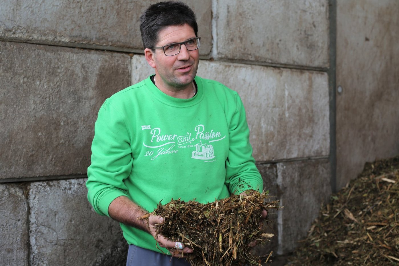 Rainer Bossert, Inhaber des Biomasse-Hofs, zeigt, wie das Grüngut nach einem Häckseldurchgang aussieht. Er beschäftigt insgesamt sechs Mitarbeiter. (Bilder lid/cn)
