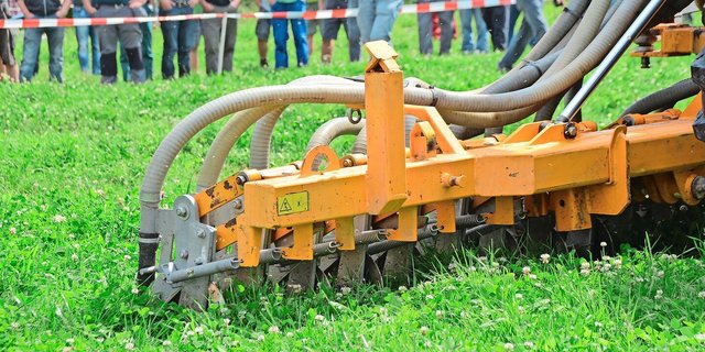 Warum nicht eine Überfahrt für zwei Arbeitsschritte nutzen? Bodennah ist für manche nicht genug: die Gülle soll direkt eingearbeitet werden. 