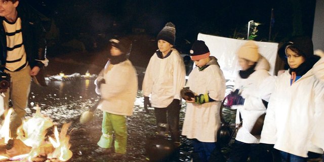 Die kleinsten Klausjäger wärmten sich nach ihrem gelungenen Auftritt an der Feuerschale. 