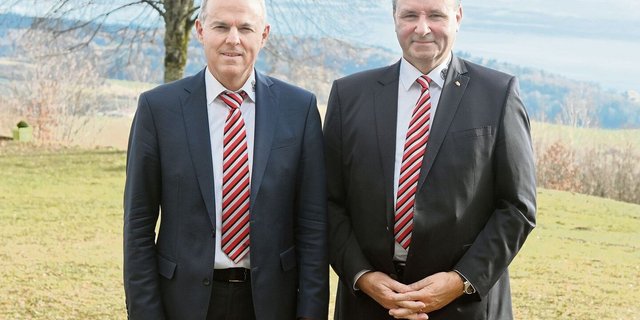 Gut gelaunt im Partnerlook: Direktor Roman Engeler (links) und Vorstandspräsident Werner Salzmann an der Delegiertenversammlung. 