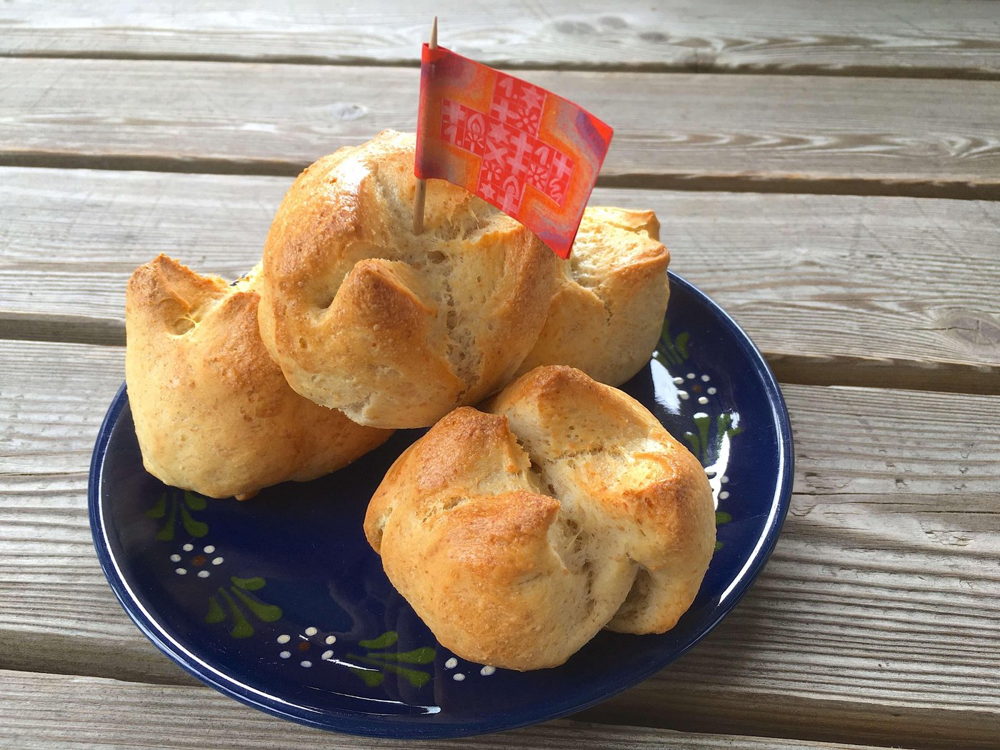 Nicht ganz Zopf, nicht ganz Weggli, aber eindeutig fein: Die 1.-August-Weggen gehören zur Bundesfeier. (Bild jsc)