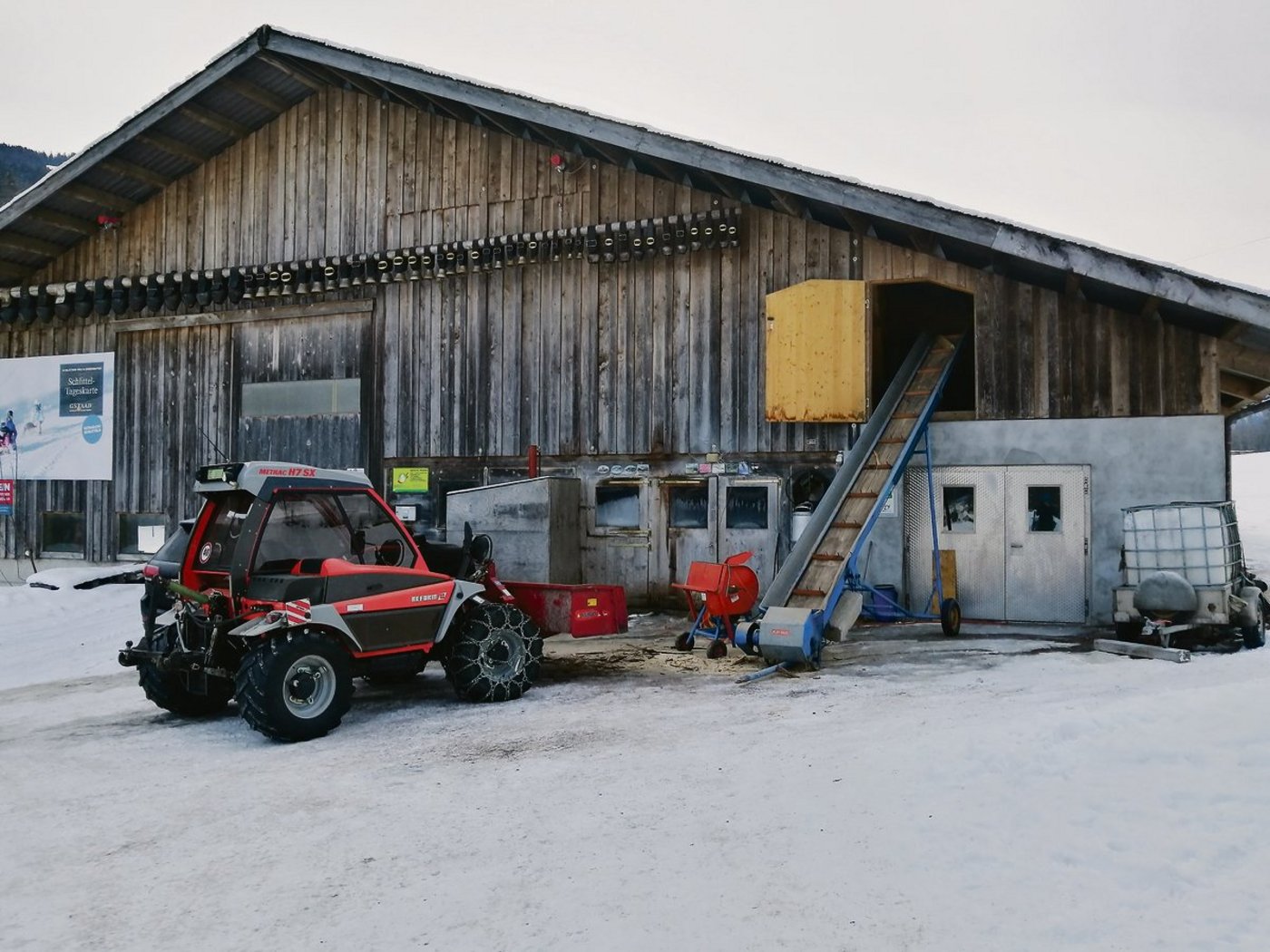 Auf dem Lehrbetrieb geht alles rationell und maschinell, das Brennholz wird ohne grosse Handarbeit gefräst. Das gefällt Lehrling Toni Bergmann. (Bild Toni Bergmann)