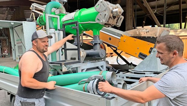 Stefan und Martin Meyer (l.) vom Unterdottenberg in Adligenswil haben aus mehreren Komponenten einen benutzerfreundlichen Separator mit hoher Stundenleistung gebaut.