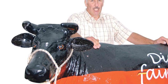 «Faironika», die Plastikkuh und Romuald Schaber, der Milchbauer, haben schon viel gesehen in ihrem Kampf für faire Milchpreise. (Bild hja)