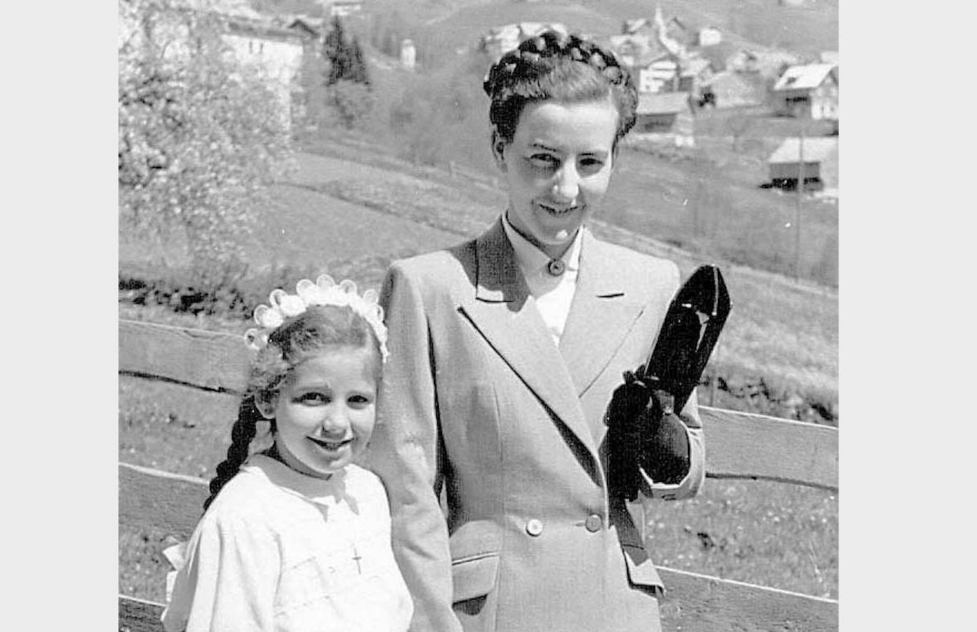 Benildis Bentolila mit ihrer Firmgotte, mit der sie sich in Amden stolz zeigen durfte. (Bild zVg)