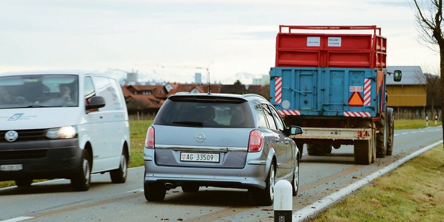 Ein Traktor mit Anhänger im Strassenverkehr: Die neue Weisung dürfte einige bislang offene Fragen beantworten.(Bild Ruth Aerni)