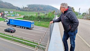 Christophe Eggenschw Christophe Eggenschwiler am Grauholz. Unter ihm die Autobahn von Bern nach Zürich.