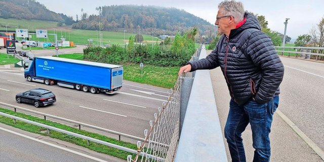 Christophe Eggenschwiler am Grauholz. Unter ihm die Autobahn von Bern nach Zürich.