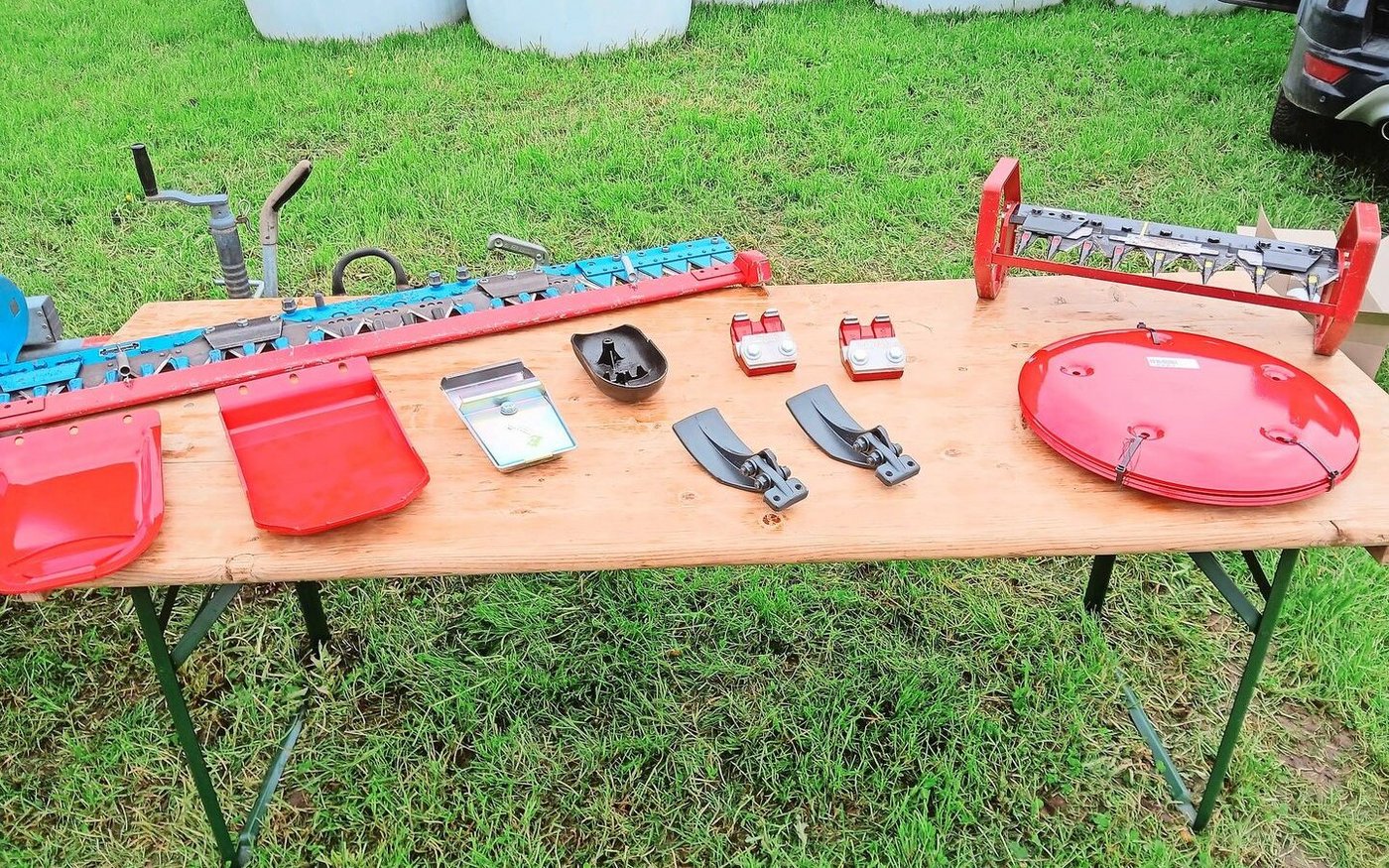 Auswahl an technischen Möglichkeiten zur Nachrüstung von Mähwerken für grössere Schnitthöhen. 