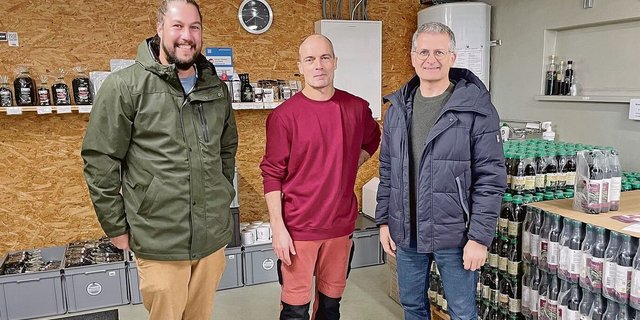 Fabian Burch, BBZN Hohenrain, Betriebsleiter Thomas Heggli und Kilian Greter vom LBBZ Schluechthof (v. l.).