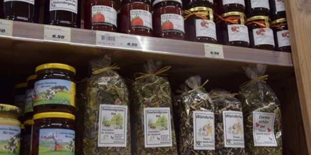 Die Produkte «Natürlich vom Hof» dürfen von der jeweiligen Landi nur in ihrem eigenen Wirtschaftsgebiet eingekauft werden. (Bild jw)