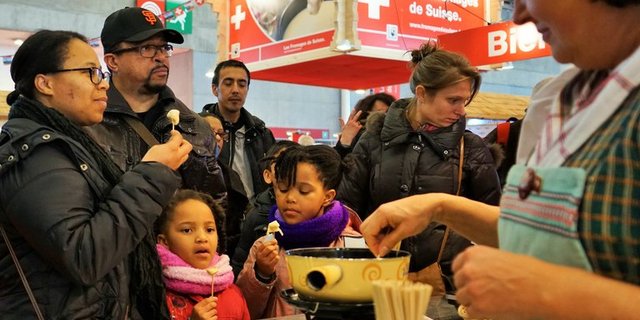 Marlène Aeby verteilt nonstop Schweizer Fondue in Paris – bis 5000 Portionen pro Tag. (Bild mr)